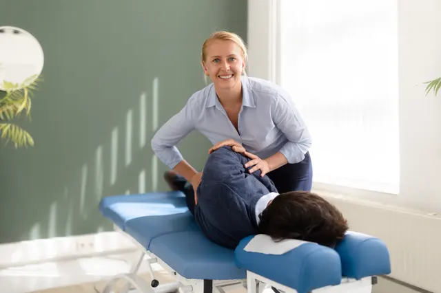 Chiropractor onderzoekt een cliënt tijdens de intake bij TOPCHIRO Rotterdam