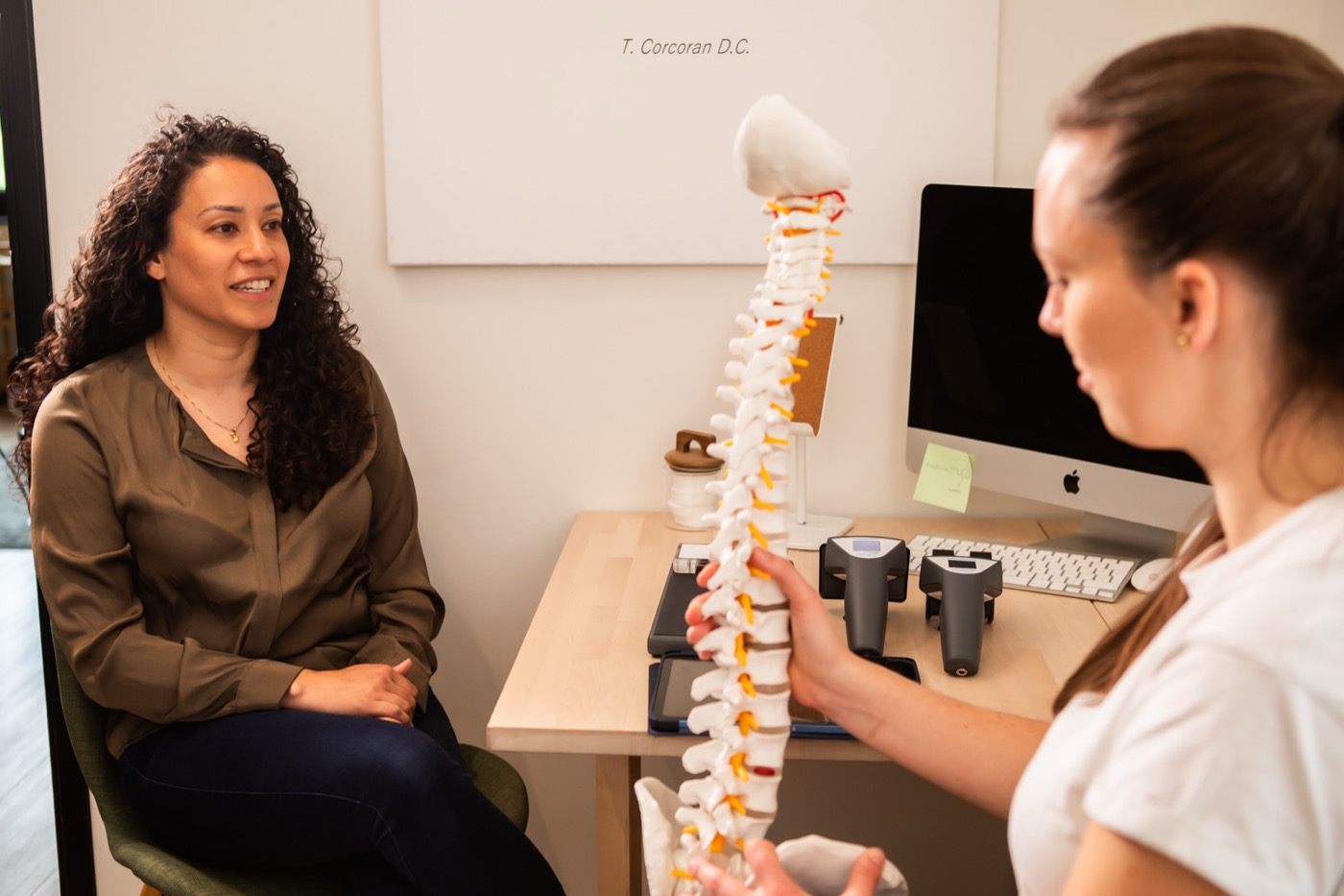 Chiropractor legt met een wervelkolommodel uit wat de scan laat zien bij TOPCHIRO Rotterdam
