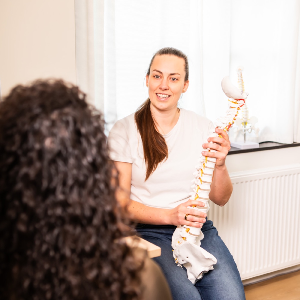 Chiropractor bespreekt het persoonlijke zorgplan met een cliënt bij TOPCHIRO Rotterdam